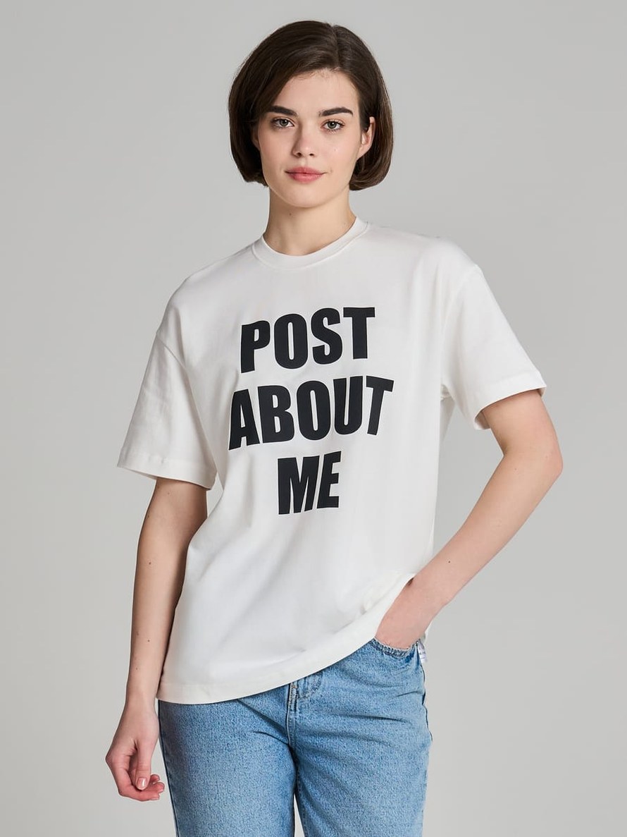 Футболка с надписью Post about me - Женщинам