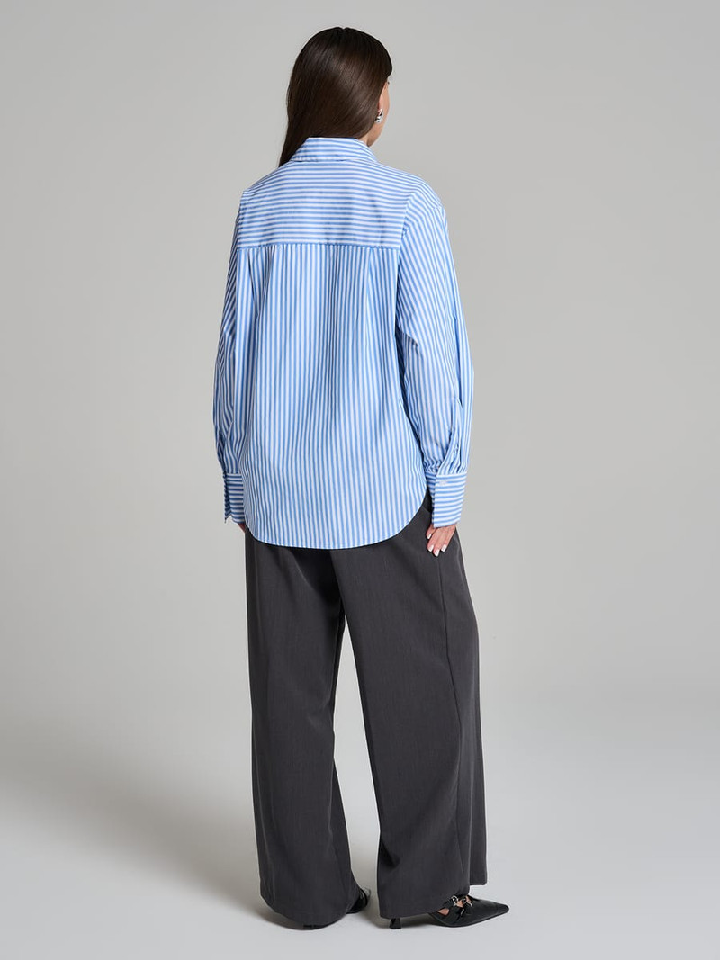 Удлиненная рубашка в полоску — фото 11