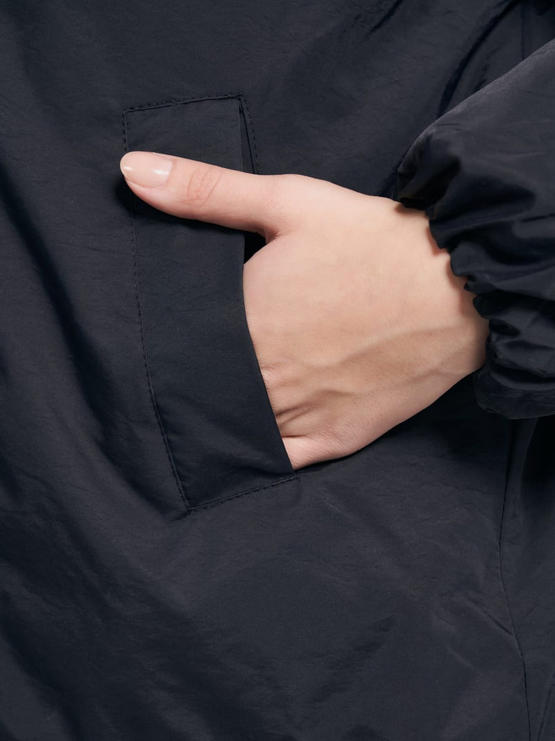 Укороченная куртка на синтепоне с капюшоном - Верхняя одежда - фото 8