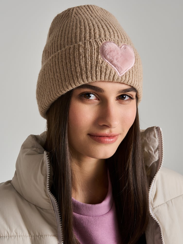 Вязаная шапка с плюшевым сердцем