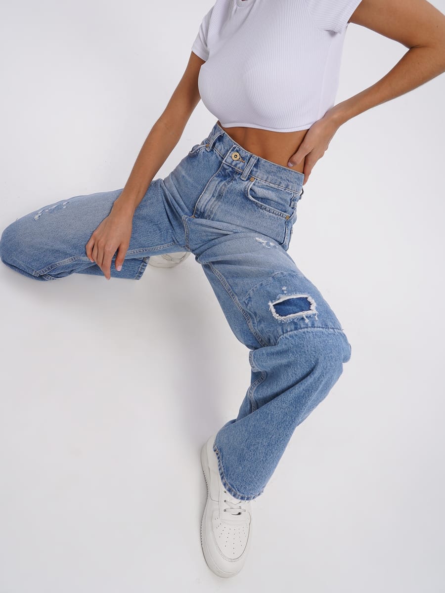 Прямые джинсы с потертостями