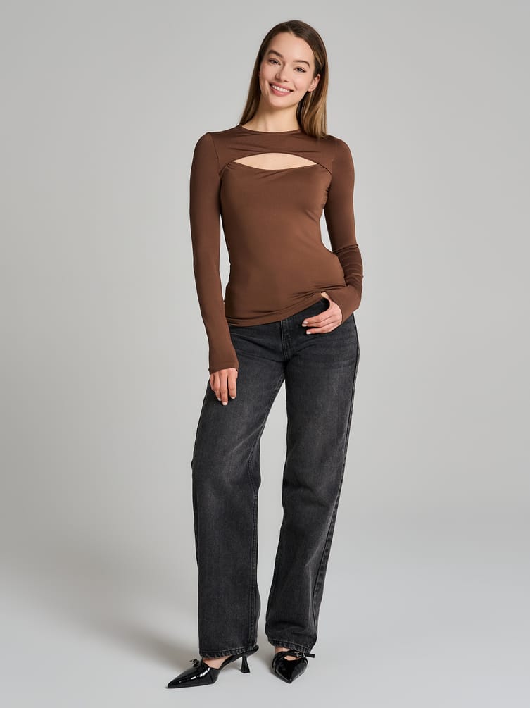 Лонгслив приталенный с вырезом