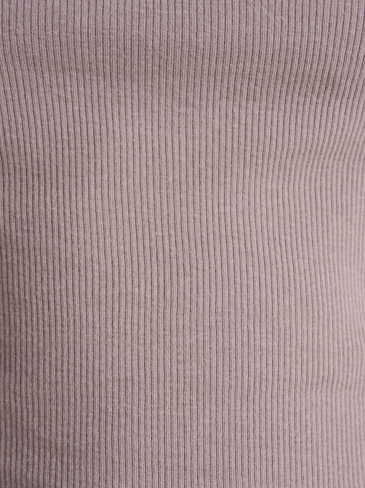 Майка на широких бретелях в рубчик