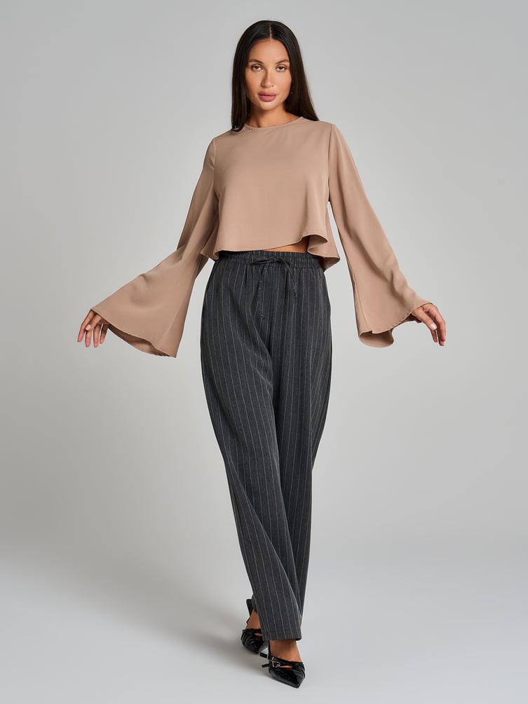 Блузка офисная нарядная с рукавом клеш