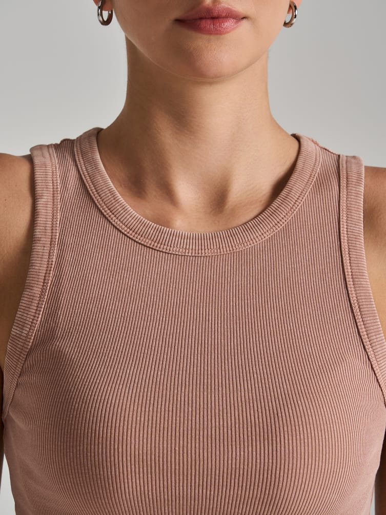 Майка на широких бретелях с вареным эффектом