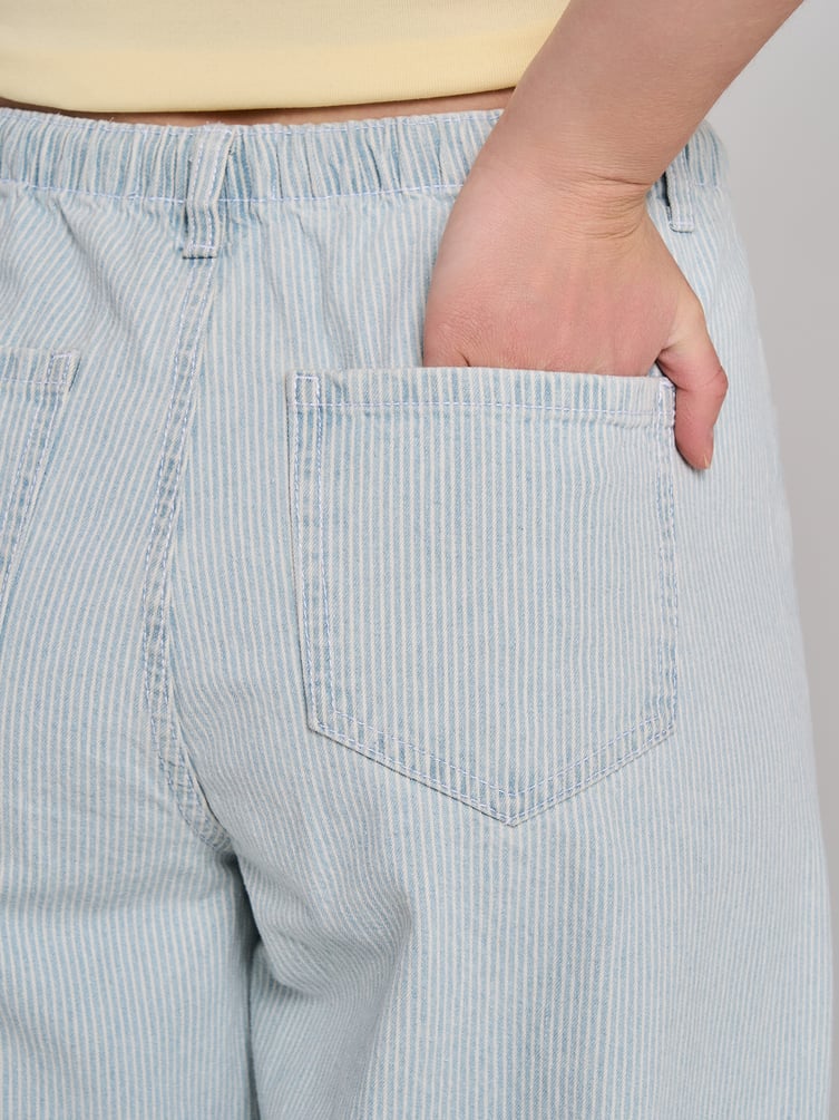 Широкие джинсы на резинке