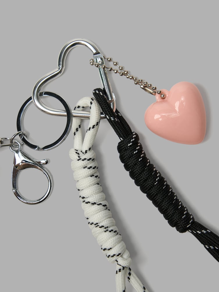 Брелок с подвеской и шнурками