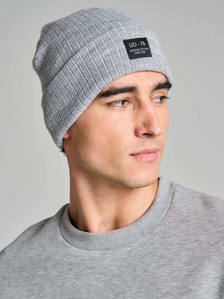 Трикотажная осенняя шапка бини с нашивкой