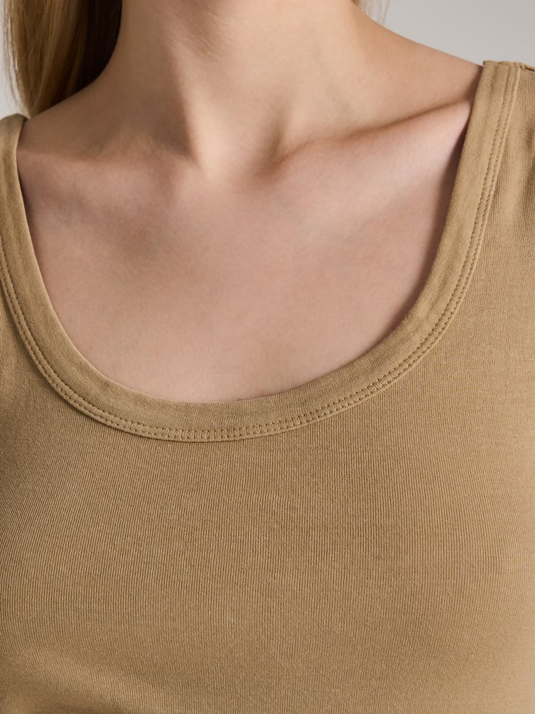 Майка на широких бретелях с вареным эффектом