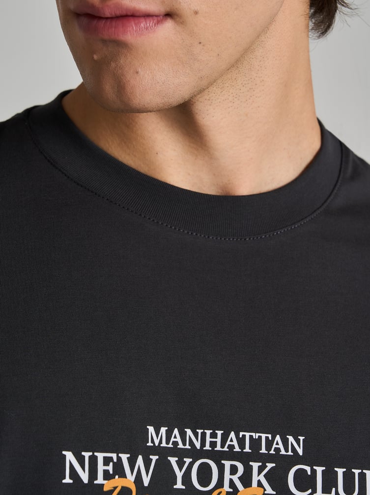 Футболка с принтом на спине