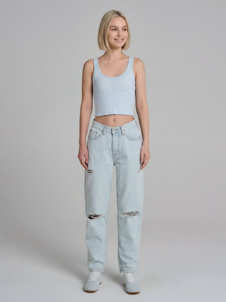 Джинсы момы с разрезами на коленках