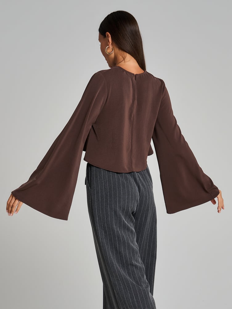 Блузка офисная нарядная с рукавом клеш