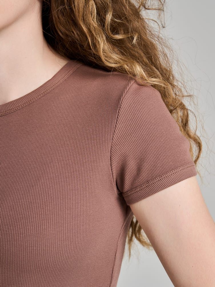 Футболка в рубчик с нашивкой