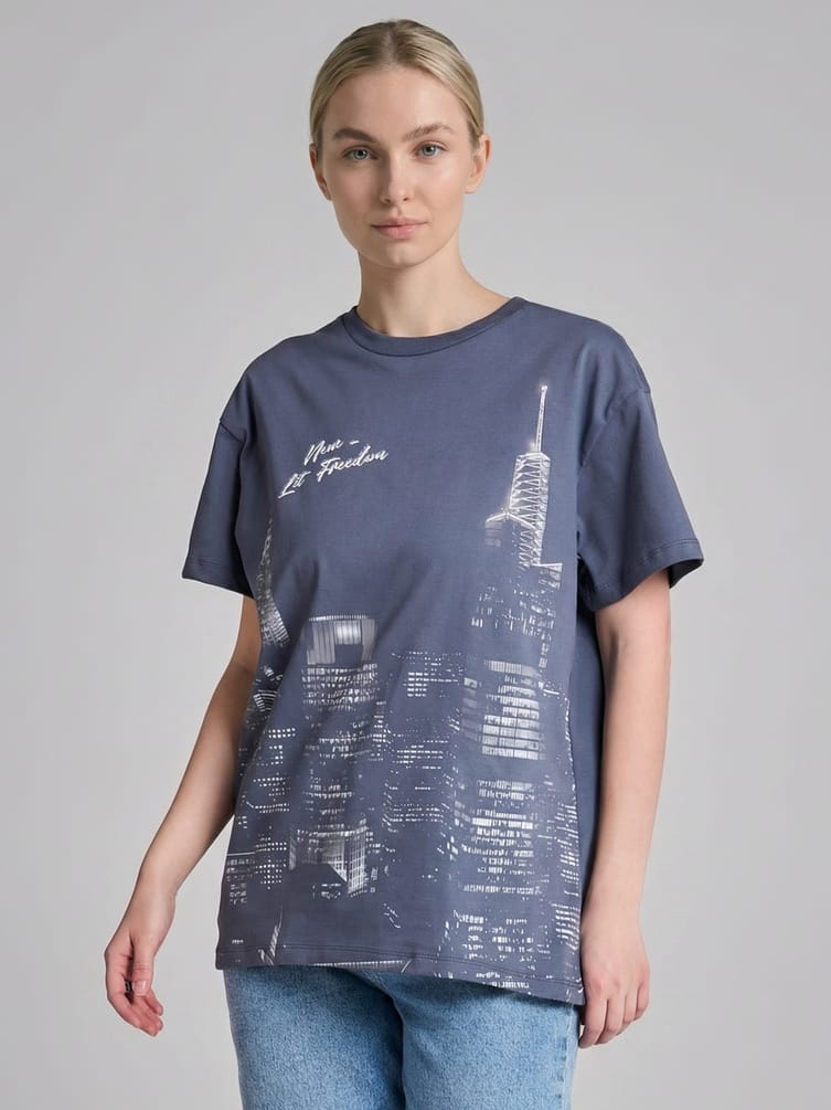 Футболка оверсайз с принтом и стразами