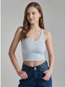 Короткая майка в рубчик на широких бретелях