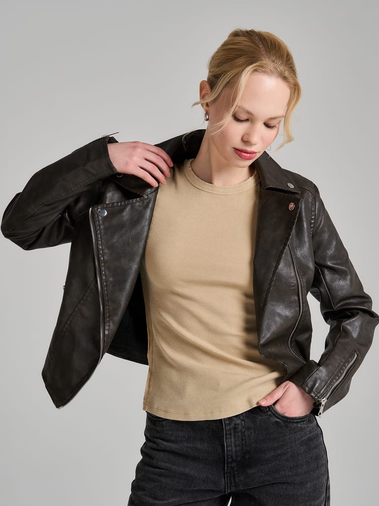 Футболка в рубчик с внешними швами