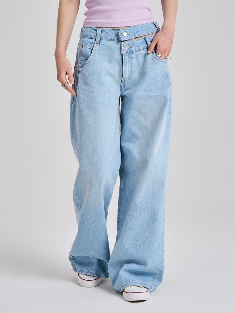 Джинсы широкие с вырезом на ремне