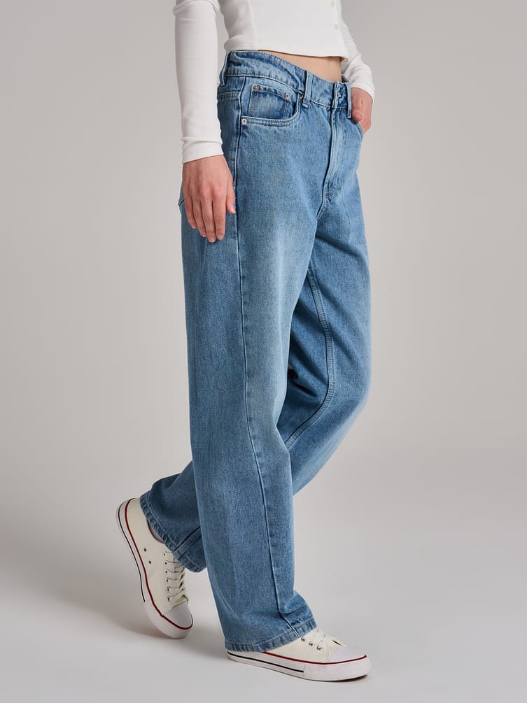 Джинсы прямые со смещенными боковыми швами
