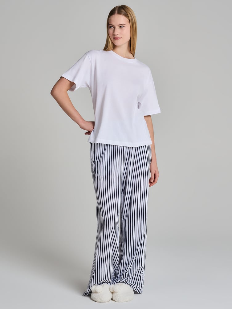 Пижама с футболкой и штанами в полоску