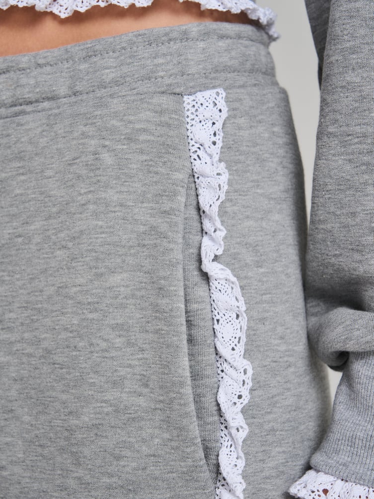 Широкие брюки с лампасами из кружева