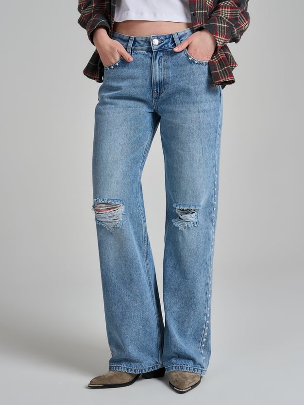 Джинсы широкие с разрезами и заклепками