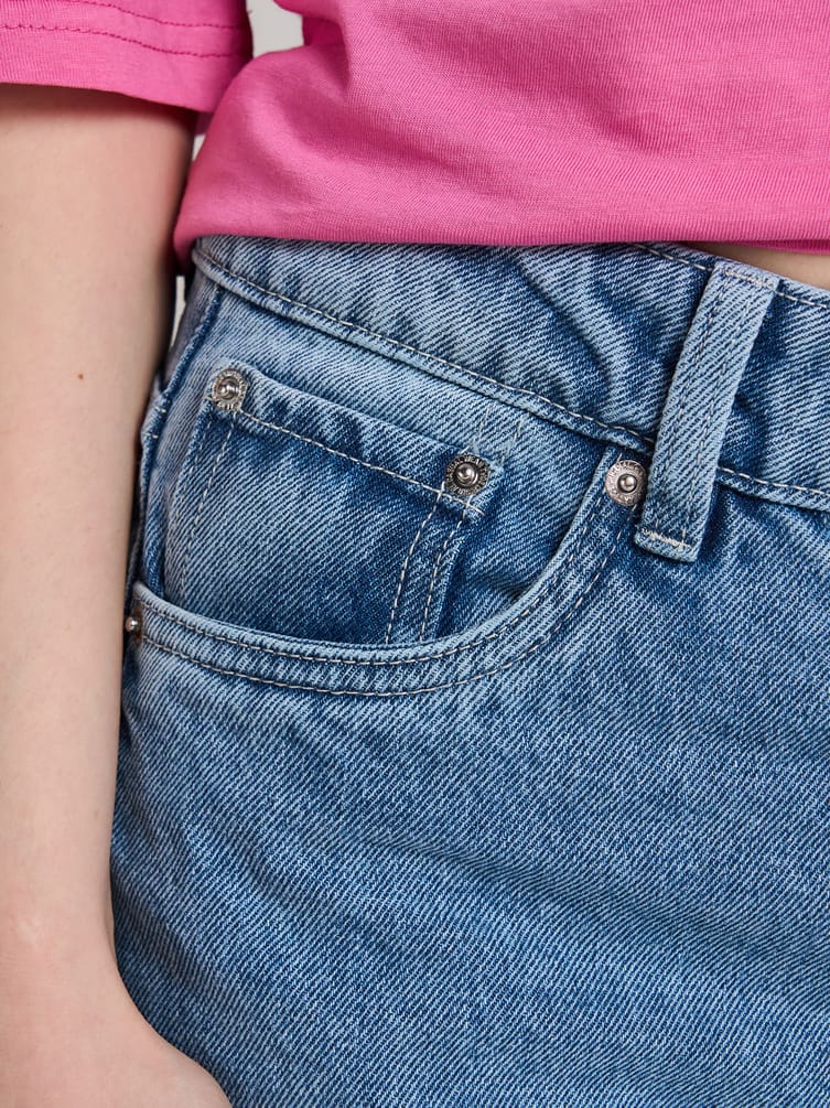 Джинсы прямые со смещенными боковыми швами