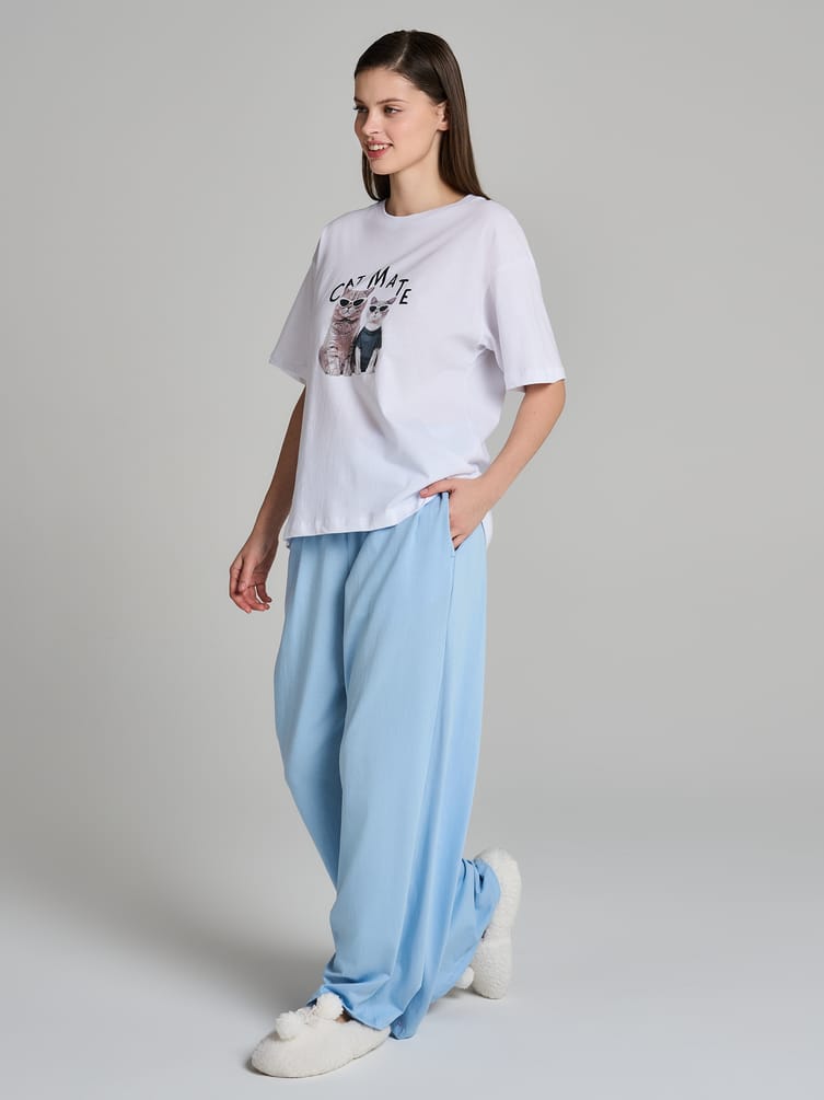 Пижама с принтом и брюками в полоску