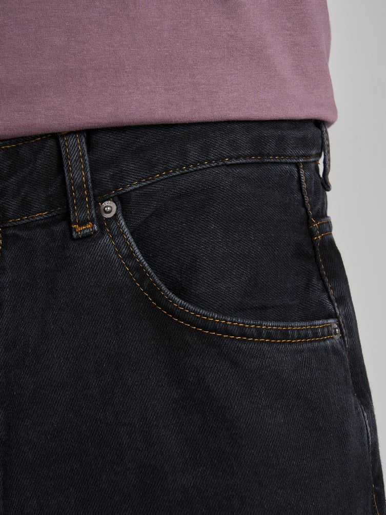 Джинсы слегка расклешенные