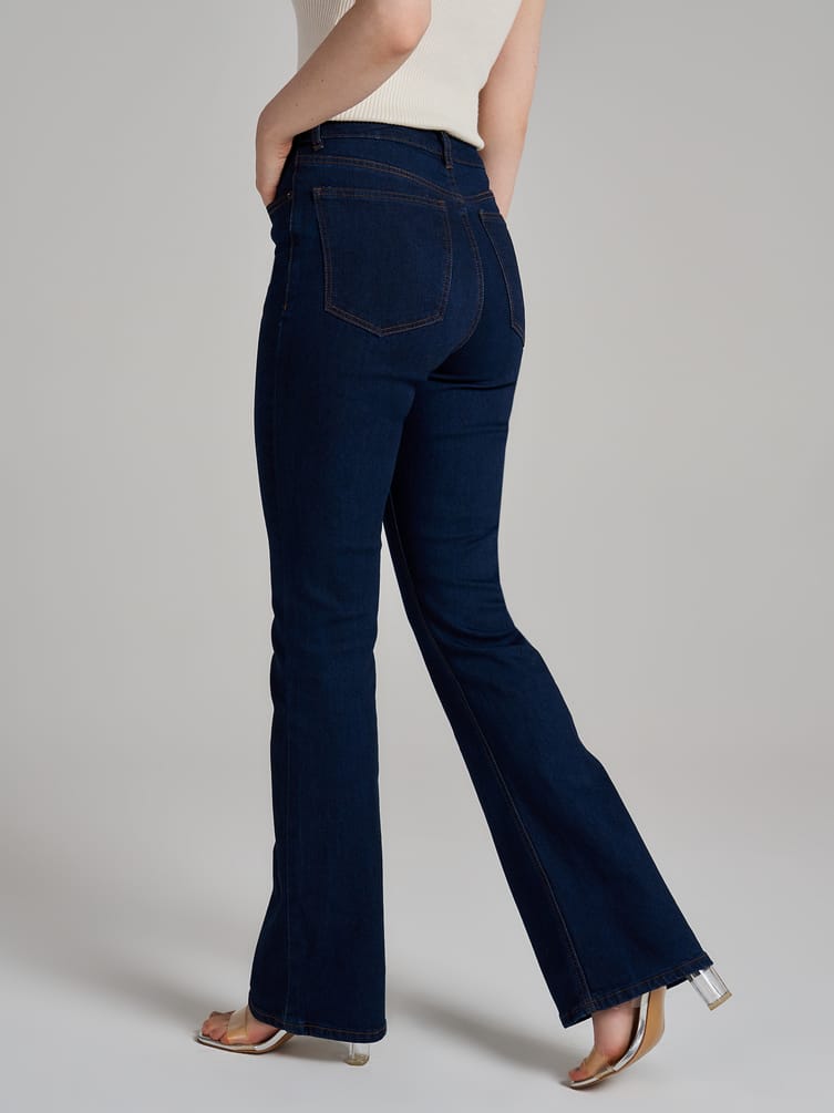 Джинсы клеш от колена