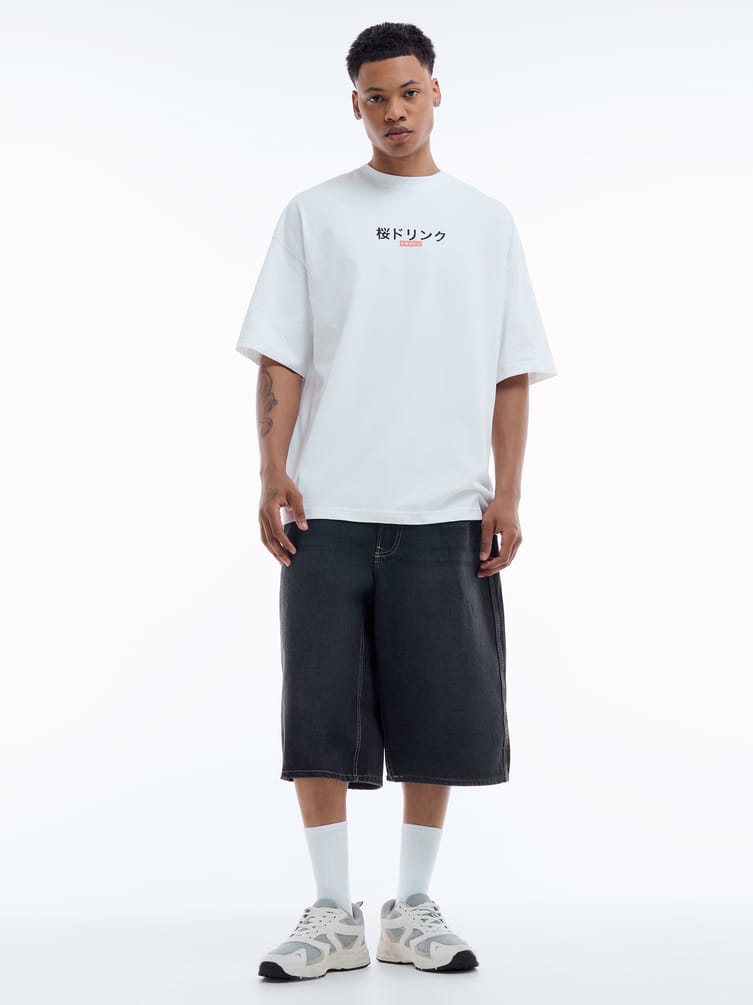 Футболка с принтом бутылки чая на спине