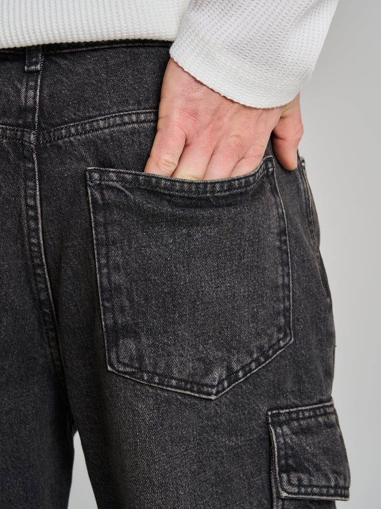 Зауженные джинсы карго с боковыми карманами