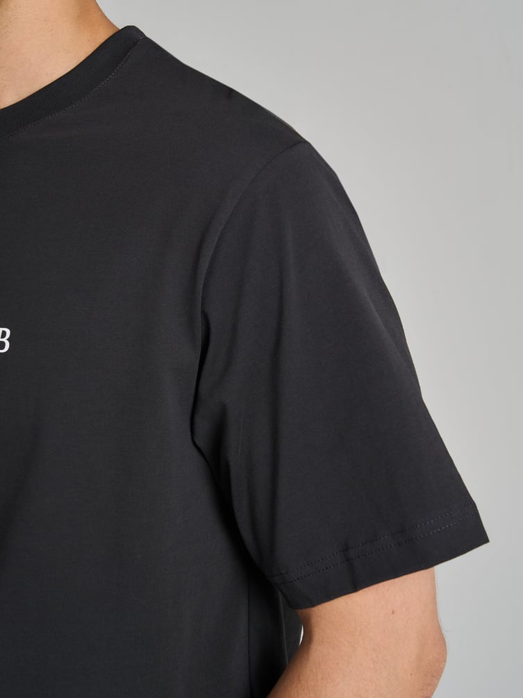 Футболка с принтом на спине