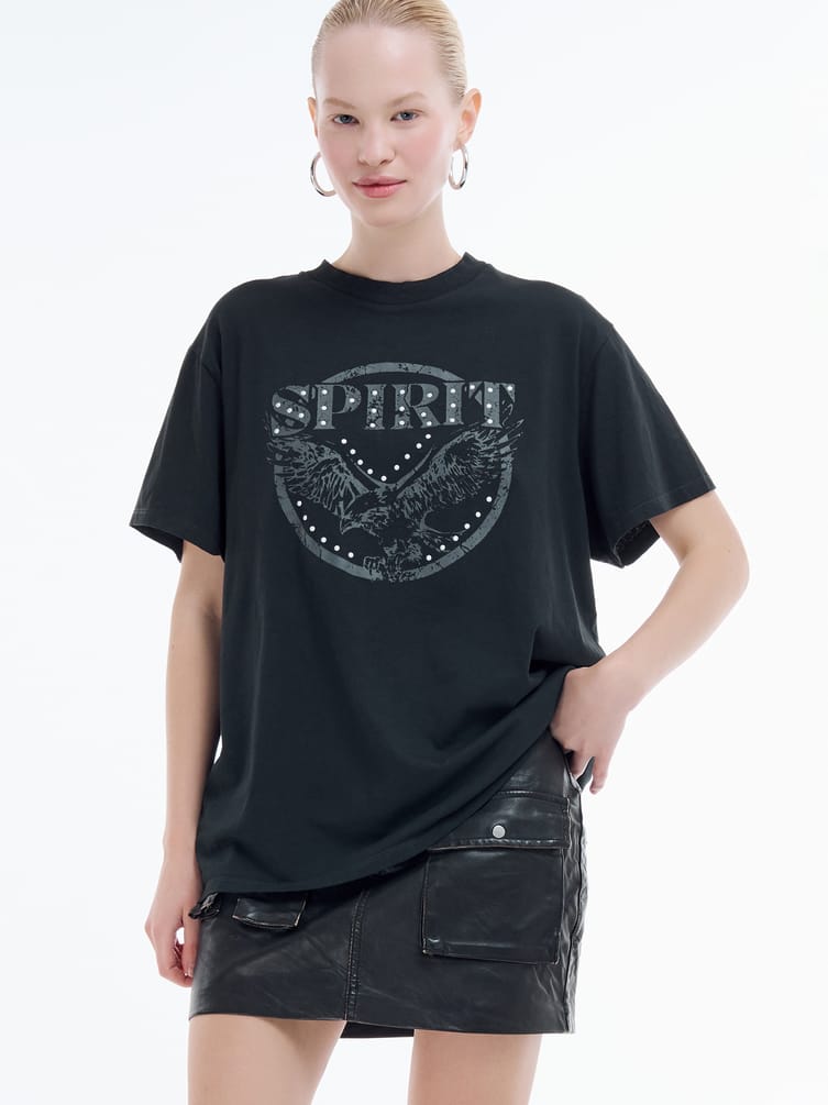 Футболка с принтом и металлическими элементами