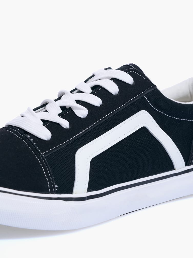 Низкие кеды на белой подошве