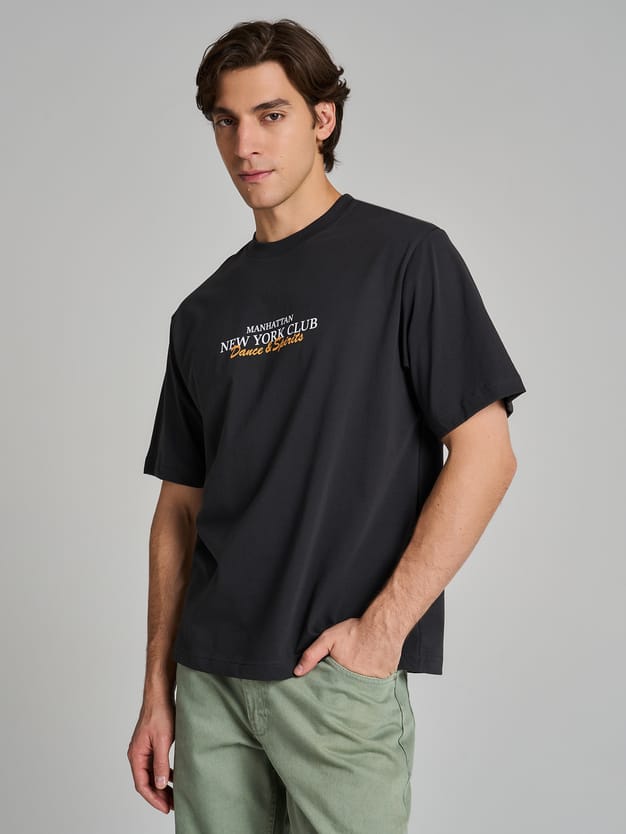 Футболка с принтом на спине