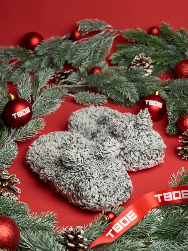 Плюшевые тапочки с помпонами