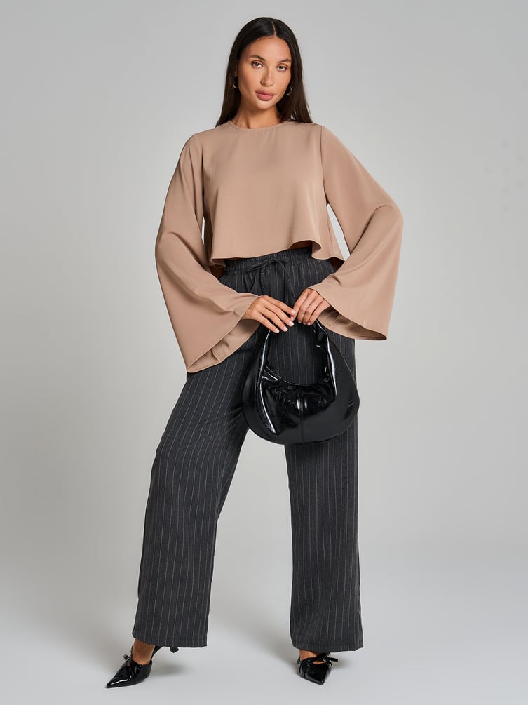 Блузка офисная нарядная с рукавом клеш