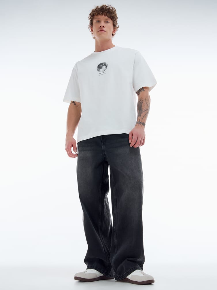 Широкие джинсы с вареным эффектом