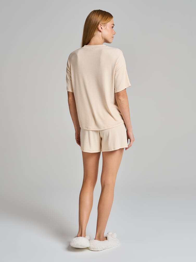 Пижама из вискозы с футболкой и шортами