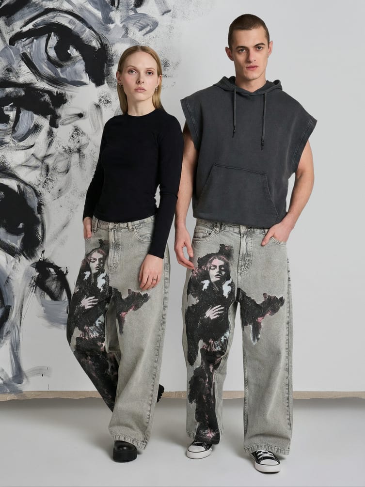 Джинсы широкие с принтом Макс Борисов