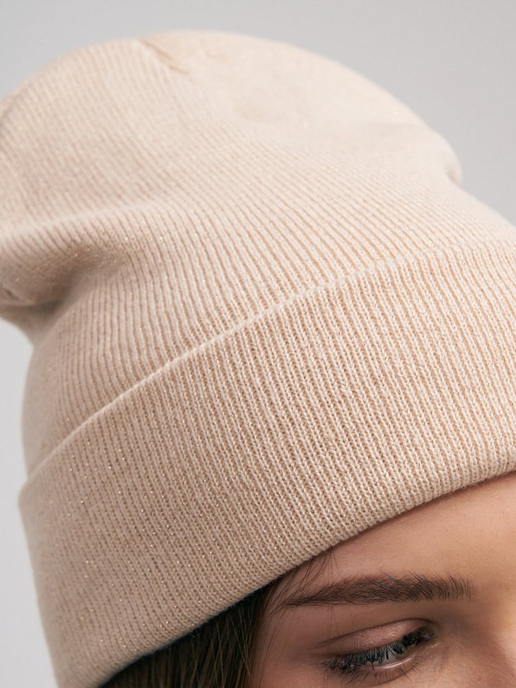 Осенняя вязаная шапка бини с люрексом