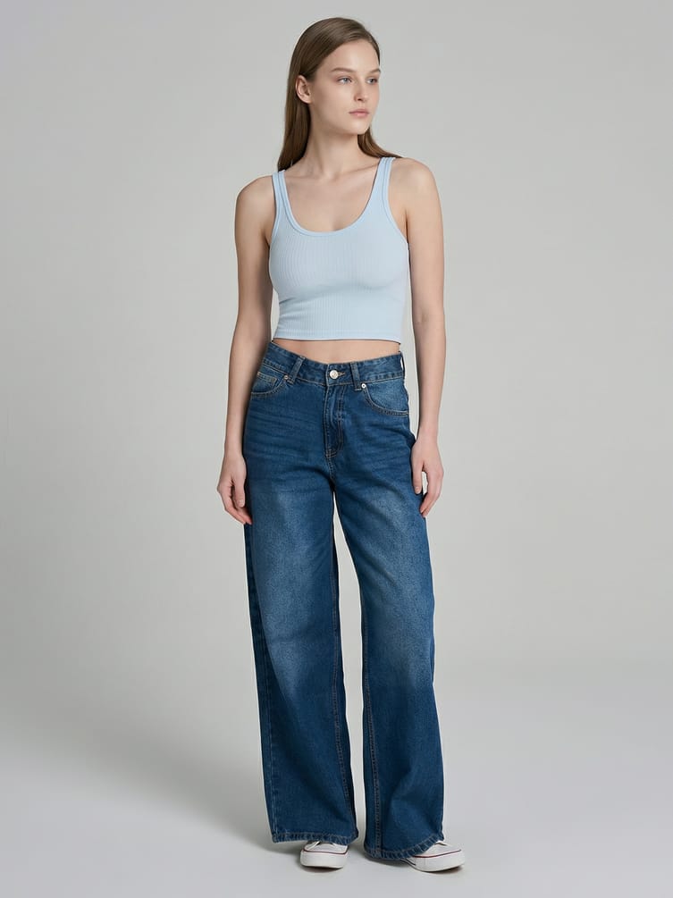 Короткая майка в рубчик на широких бретелях