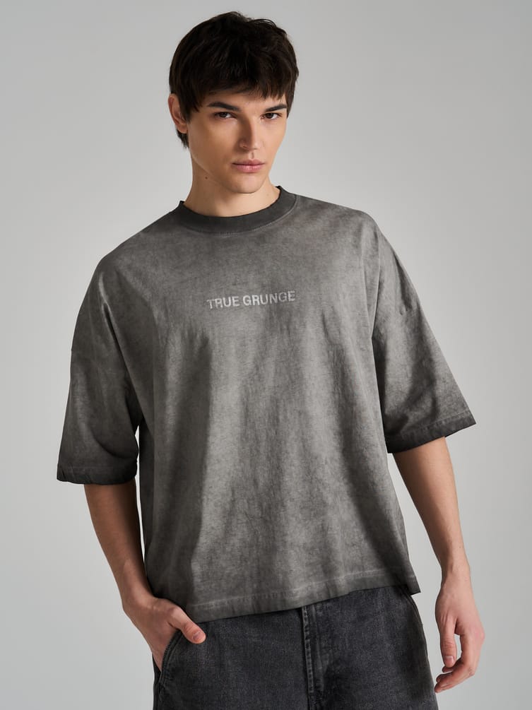 Футболка с вареным эффектом и принтом на спине