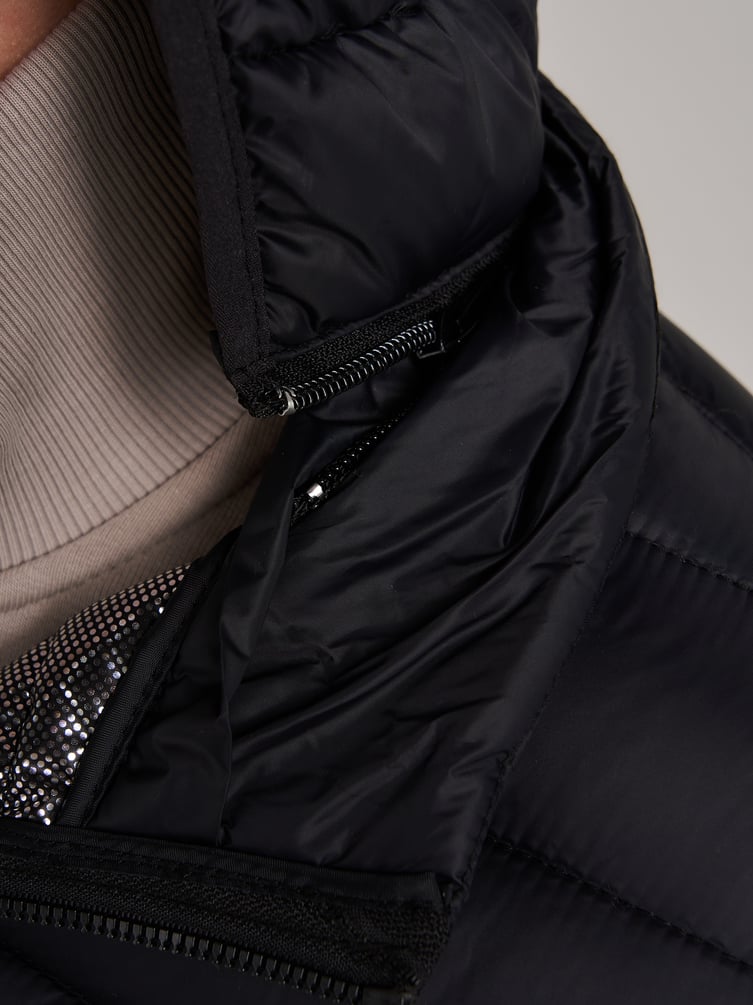 Демисезонная теплая куртка на синтепоне с капюшоном