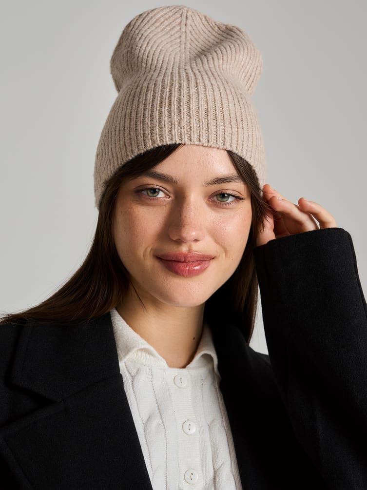 Трикотажная демисезонная шапка