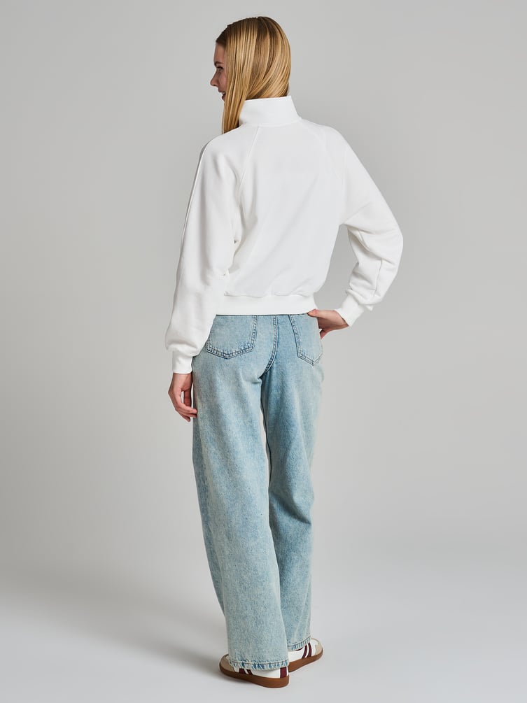 Укороченный свитшот с высоким воротом