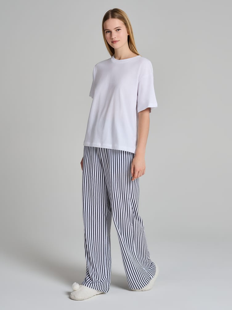 Пижама с футболкой и штанами в полоску