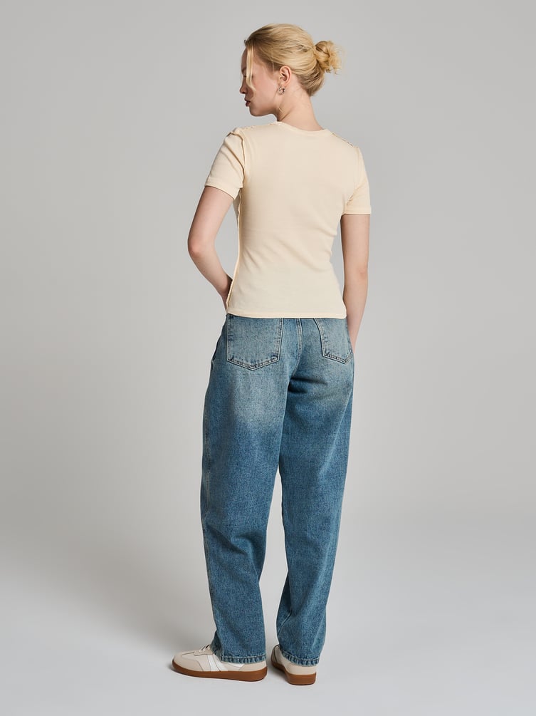 Футболка в рубчик с внешними швами