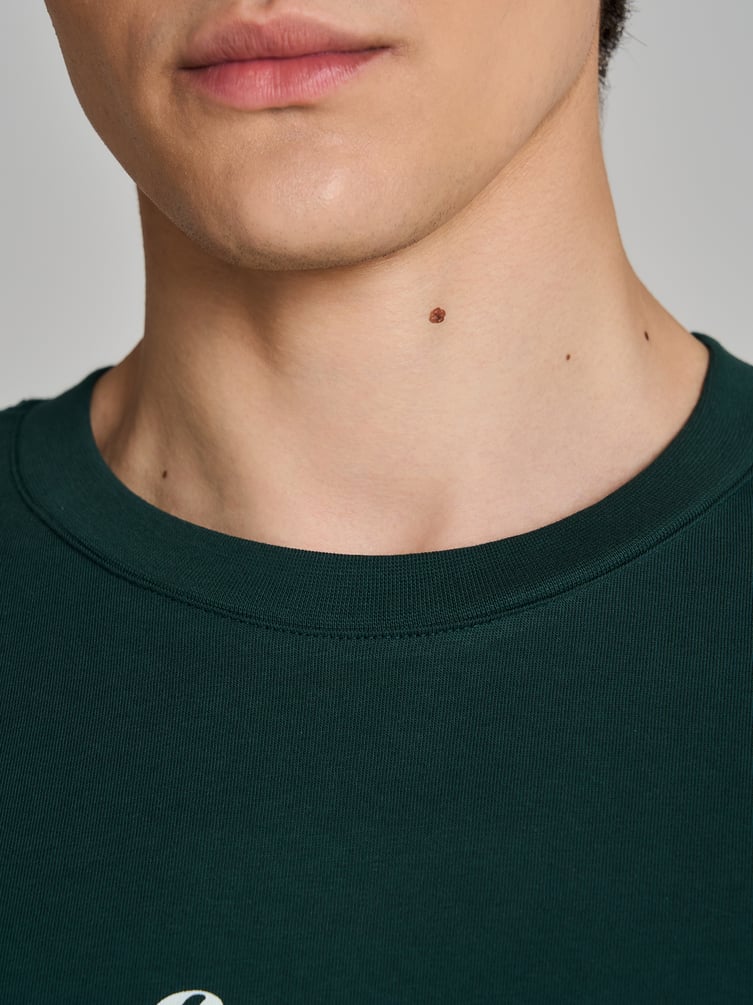 Футболка оверсайз с принтом гор на спине