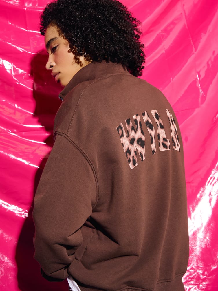 Half Zip толстовка с надписью на спине